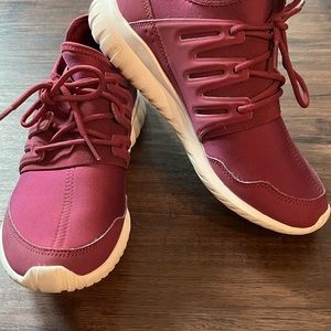 Adidas women’s sneakers. Size 6. Great condition.